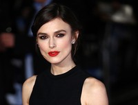 Keira Knightley memilih lipstik merah merona untuk bibirnya. REUTERS/Andrew Winning.
