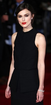 Keira Knightley berpose di depan kamera. REUTERS/Andrew Winning.