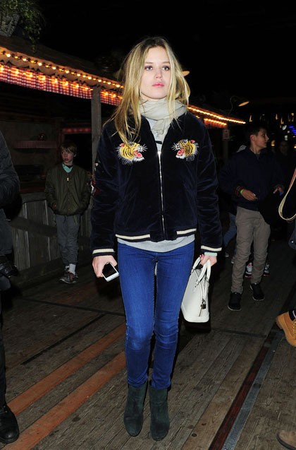 Georgia May Jagger menutupi tubuhnya dari udara dingin Kota London, dengan jaket bomber berdetail bordir harimau. Untuk paduan jaket tersebut, padanan T-shirt, jeans dan boot sudah cukup menyempurnakan tampilan kasualnya ini.