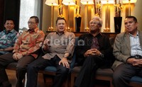Pertemuan itu dihadiri oleh Inisiator hak angket Bank Century Muhammad Misbakhun, Akbar Faisal, Politisi Partai Amanat Nasional Chandra Tirta, dan Politisi Golkar Chairuman Harahap.