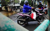 Kendaraan roda dua dan roda empat jenis sedan dihimbau untuk tidak melintasi ruas jalan ini. Petugas pun tengah berupaya menangani peristiwa ini agar tak terjadi kepadatan arus lalu lintas pagi ini.