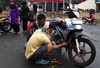 Sejumlah sepeda motor yang nekat menerobos banjir, tampak mogok.