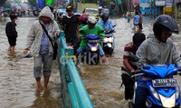 Banjir di ruas jalan ini terpusat di depan Gudang Peluru sampai jembatan layang Kampung Melayu.
