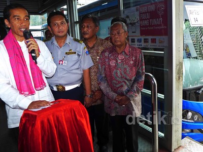 Jokowi Resmikan Bus APTB Cikarang-Kalideres