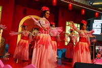 Chinese traditional lotus dance juga memeriahkan perayaan Imlek.