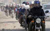Ada juga yang mudik dengan sepeda motor. REUTERS/Stringer.