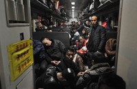 Kereta penuh sesak oleh warga Ningbo, Provinsi Zhejiang yang akan mudik. REUTERS/Stringer.