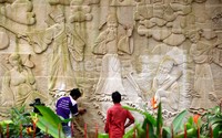 Sejumlah pengurus klenteng tampak membersihkan klenteng tersebut. Patung-patung juga dibersihkan.