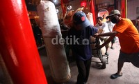 Para pengurus klenteng dan umat bekerja bakti membersihkan klenteng mulai dari patung - patung dewa - dewi hingga keseluruh bangunan klenteng.