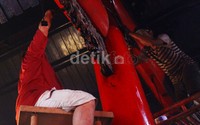 Dinding dan tiang-tiang dicat.