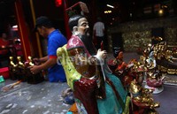 Ritual membersihkan patung juga tidak sembarangan, air yang digunakan umumnya adalah air hujan yang ditadah langsung dari langit atau air sumur yang ada di klenteng masing - masing.