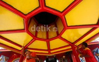 Selama seminggu menjelang Imlek, tidak ada upacara dan doa dilakukan di klenteng karena dipercaya para Dewa dan Dewi sedang tidak berada disana. Sehingga praktis selama seminggu itu, suasana klenteng akan lengang, hanya diisi oleh kegiatan bersih - bersih saja.
