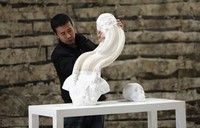 Li Hongbo menunjukan salah satu hasil karya nya di studio nya. REUTERS / Jason Lee.