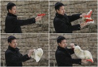 Foto Kombinasi yang menunjukan Li Hongbo yang sedang memainkan salah satu karyanya yang berupa pistol, pistol ini terbuat dari 300 lembar kertas. REUTERS / Jason Lee.