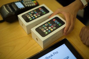 Perbandingan Harga iPhone 5S Telkomsel, Indosat & XL