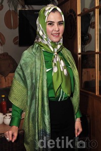 Ia memilih hijab berwarna hijau dengan motif polkadot putih untuk penampilannya kali ini. Noel/detikHOT.