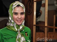 Angel tersenyum saat para fotografer mengambil gambarnya. Noel/detikHOT.
