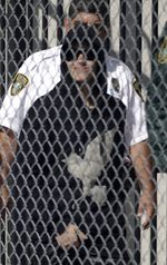 Tidak Ditahan, Justin Bieber Tersenyum