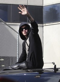 Justin yang duduk di atas mobil pun sempat melambaikan tangan saat hendak meninggalkan penjara. REUTERS/CW Griffin/Miami Herald.