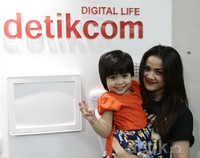 Zivara tak lepas dari pelukan Nirina.