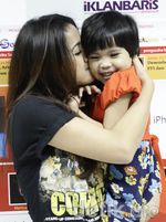 Keceriaan Keluarga Kecil Nirina Zubir