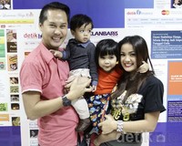 Sang suami, Ernest dan dua buah hatinya setia menemani Nirina.