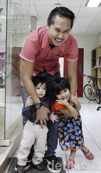 Lucunya Elzo dan Zivara saat berpose bersama Ernest.