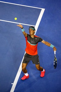 Nadal melakukan servis saat melawan Federer di semifinal Australia Terbuka. Getty Images/Scott Barbour.