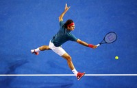 Federer berusaha mengembalikan bola. Getty Images/Scott Barbour.