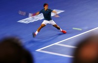 Federer melakukan smash saat melawan Nadal di semifinal Australia Terbuka. Getty Images/Scott Barbour.