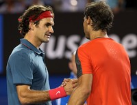 Kedua petenis berjabat tangan. Dalam pertandingan ini, Federer harus mengakui kehebatan Nadal. Getty Images/Clive Brunskill.