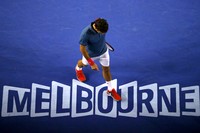 Federer meninggalkan lapangan dengan tertunduk lesu. Reuters/David Gray.