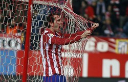 Tapi Atletico lah yang akhirnya tampil sebagai pemenang di duel pertama ini usai tandukan Godin menembus jala Buisan Iago, usai mendapat bola umpan Koke di menit 49. REUTERS/Sergio Perez.