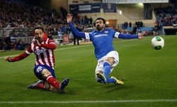 Mikel Balenziaga (kanan) berusaha memblok tendangan pemain Atletico Madrid,  Juanfran Torres. REUTERS/Sergio Perez.