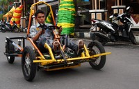 Salah satu perancang Titen GX-V, Ridwan menjajal mobil listrik tersebut di Jalan Kartini, depan Pendopo Kabupaten Situbondo. Ghazali Dasuqi/detikFoto.