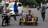 Banyak warga dan pengguna jalan yang menyempatkan diri untuk melihat kelincahan mobil listrik tersebut. Ghazali Dasuqi/detikFoto.