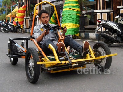 Mahasiswa Jember Bikin Mobil Listrik