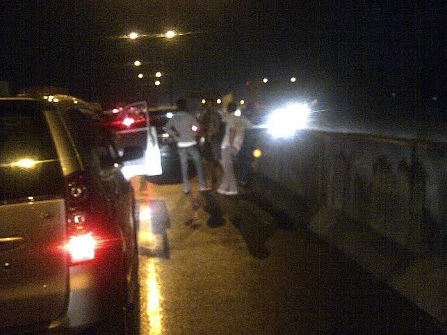 Kendaraan Parkir di Km 54 Tol Cikampek, Pengendara Turun Cari Angin