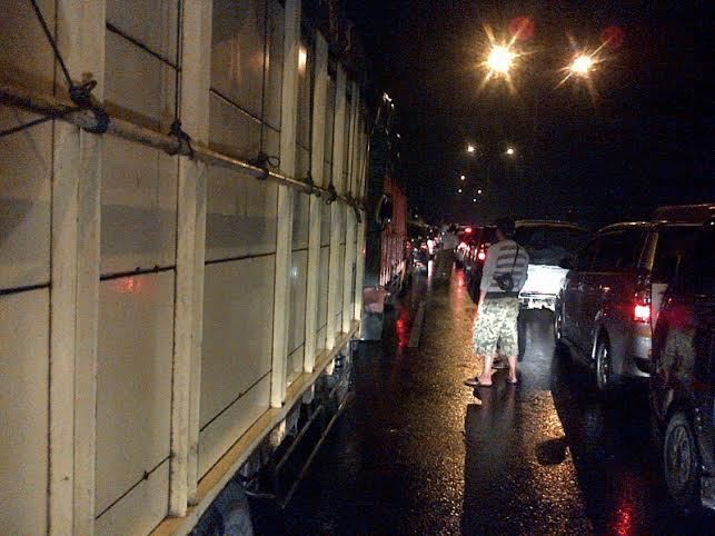 Macet Parah di Tol Cikampek, Pengendara: Ini Mah Parkir!