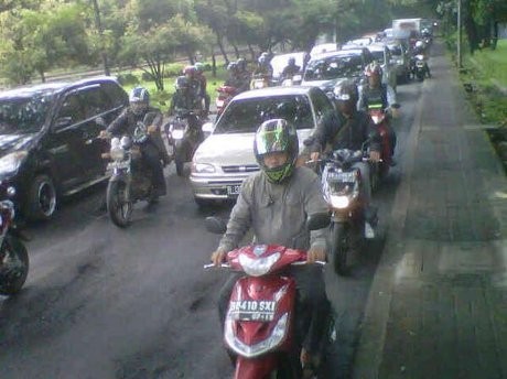 Lubang Jalan di Bawah Jembatan Layang UI Ini Bikin Macet