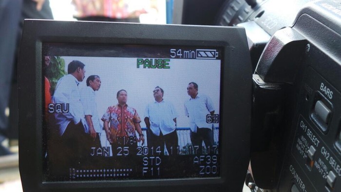 Tiba di Tangerang, Jokowi Disambut Rano Blusukan ke Pintu Air Cisadane