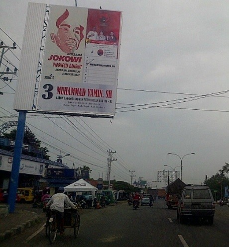 Caleg PDIP Pasang Baliho Bersama Jokowi Indonesia Bangkit