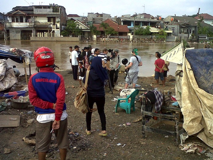 Nonton Banjir, Puluhan Warga Padati Pinggir Jembatan Kampung Melayu
