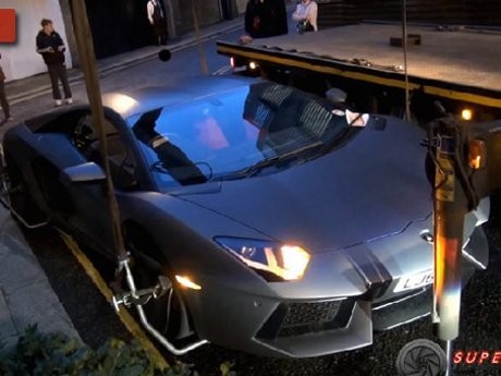 Parkir Liar, Lamborghini Ini Disita Petugas dengan Cara Mengerikan