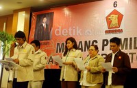 Para anggota partai berlambang burung garuda itu pun siap mendukungnya.     