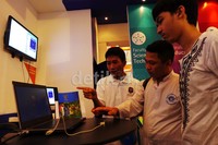 Seorang siswa mencoba perangkat sensor komputer di salah satu stand Universitas Siswa Bangsa Internasional (USBI).