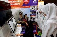 Salah satu stand yang menggunakan teknologi virtual kampus 3D dari Universitas Multimedia Nusantara (UMN) juga ikut ambil bagian.