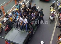 Pawai 'YKS Mlaku-mlaku Nang Surabaya' diawali dari Bumi Hotel dan berakhir di Makodam V/Brawijaya.