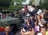 Sang bintang utama Caisar pun tak lupa menyapa para fans-nya di Hotel Bumi Surabaya.
