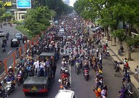 Bintang YKS diarak keliling kota dengan menumpang mobil serbu Yonif 500 Raider.